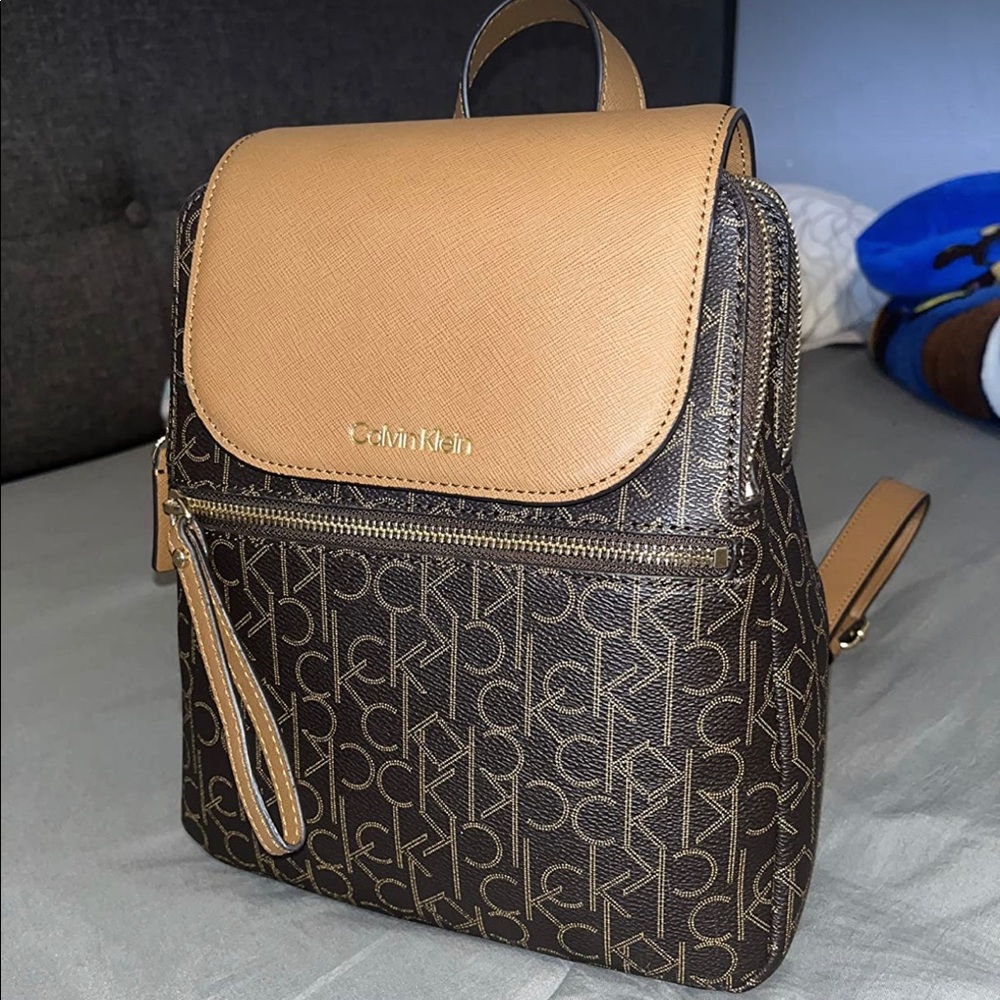 NWT Calvin Klein Elaine Signature Key Item Flap Backpack